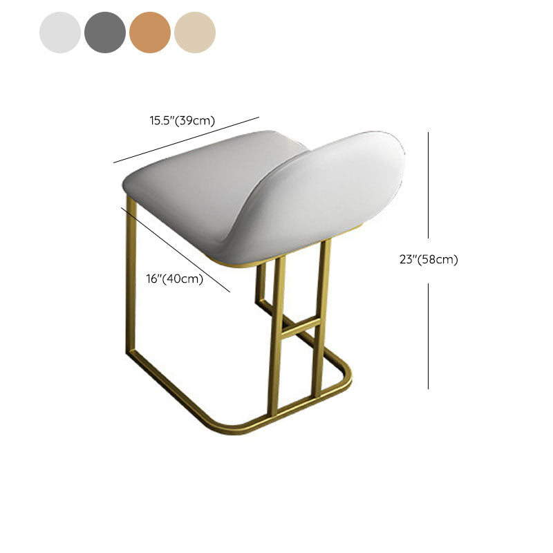 Tavolo da vanità glam con 4 cassetti e base dorata e top in pietra