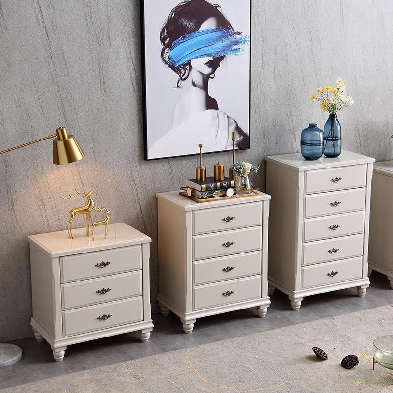 Hedendaagse grijze accentkist met zachte close -laden in rubberwood