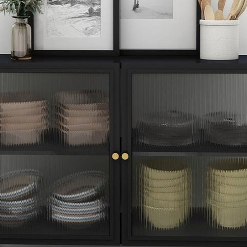 Sidetemporanea della casa con la casa con la casa con porte di vetro con porta di vetro