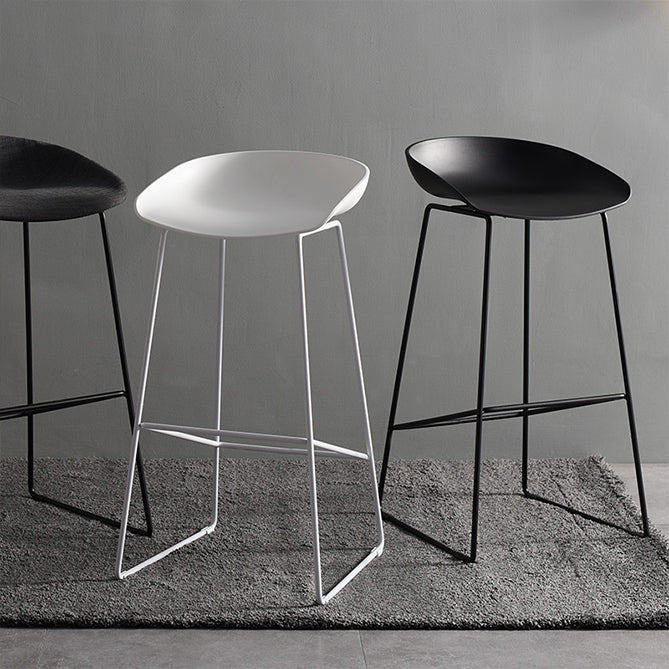 Tabouret de comptoir sans accoudoirs à dossier moderne, haut en métal avec coussin en plastique