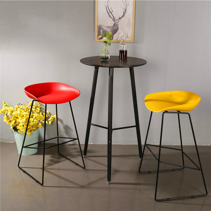 Tabouret de comptoir sans accoudoirs à dossier moderne, haut en métal avec coussin en plastique
