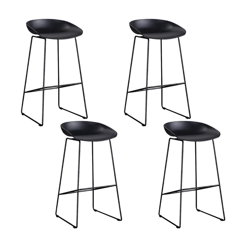 Tabouret de comptoir sans accoudoirs à dossier moderne, haut en métal avec coussin en plastique