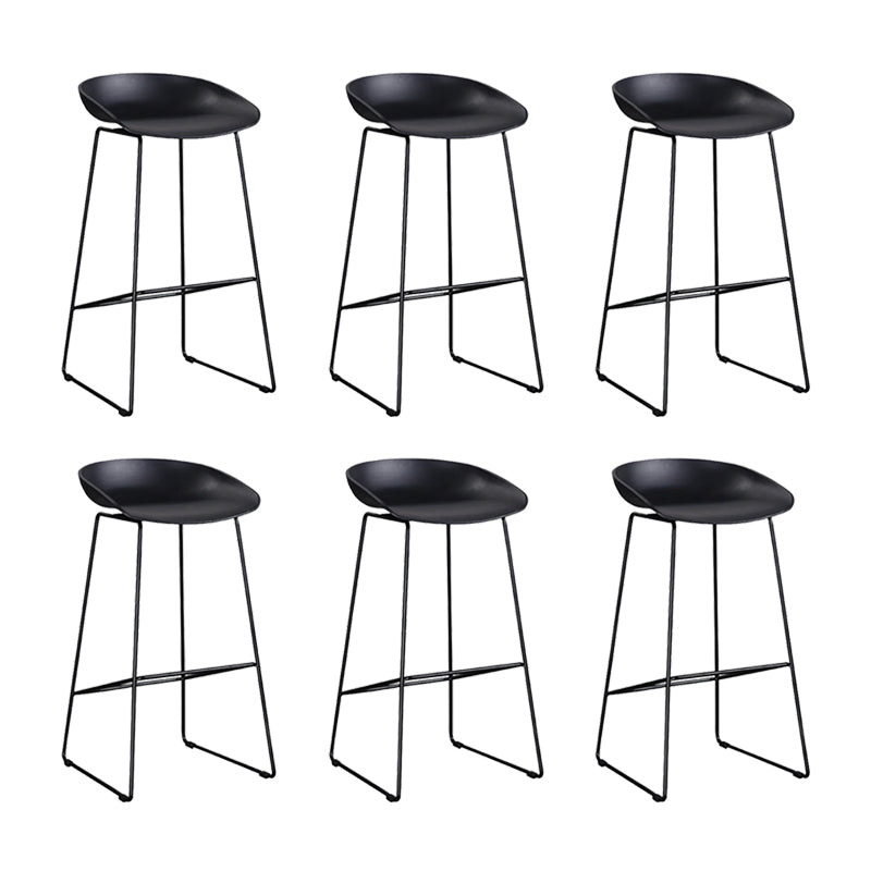 Tabouret de comptoir sans accoudoirs à dossier moderne, haut en métal avec coussin en plastique