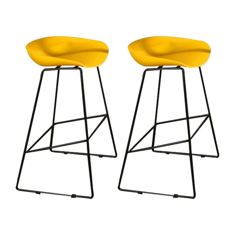 Tabouret de comptoir sans accoudoirs à dossier moderne, haut en métal avec coussin en plastique