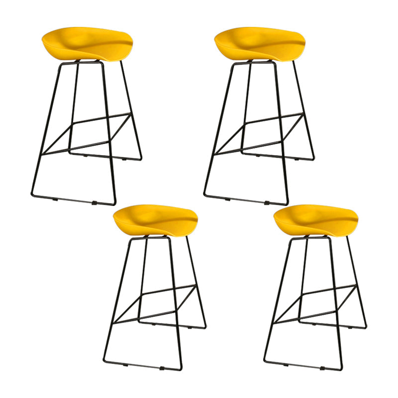 Tabouret de comptoir sans accoudoirs à dossier moderne, haut en métal avec coussin en plastique