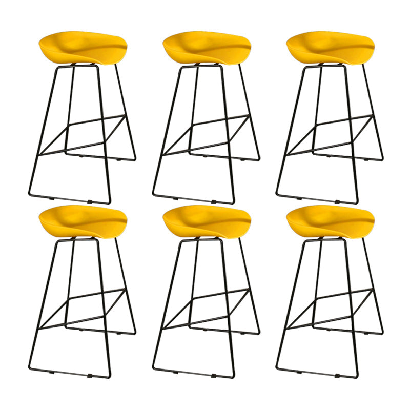 Tabouret de comptoir sans accoudoirs à dossier moderne, haut en métal avec coussin en plastique