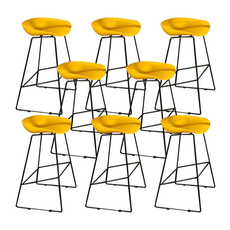 Tabouret de comptoir sans accoudoirs à dossier moderne, haut en métal avec coussin en plastique