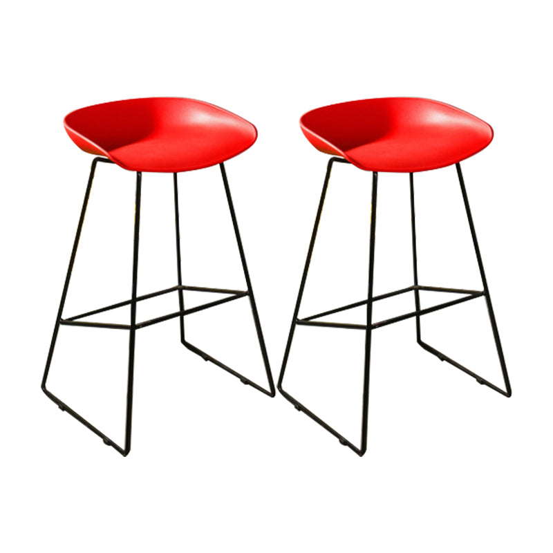 Tabouret de comptoir sans accoudoirs à dossier moderne, haut en métal avec coussin en plastique