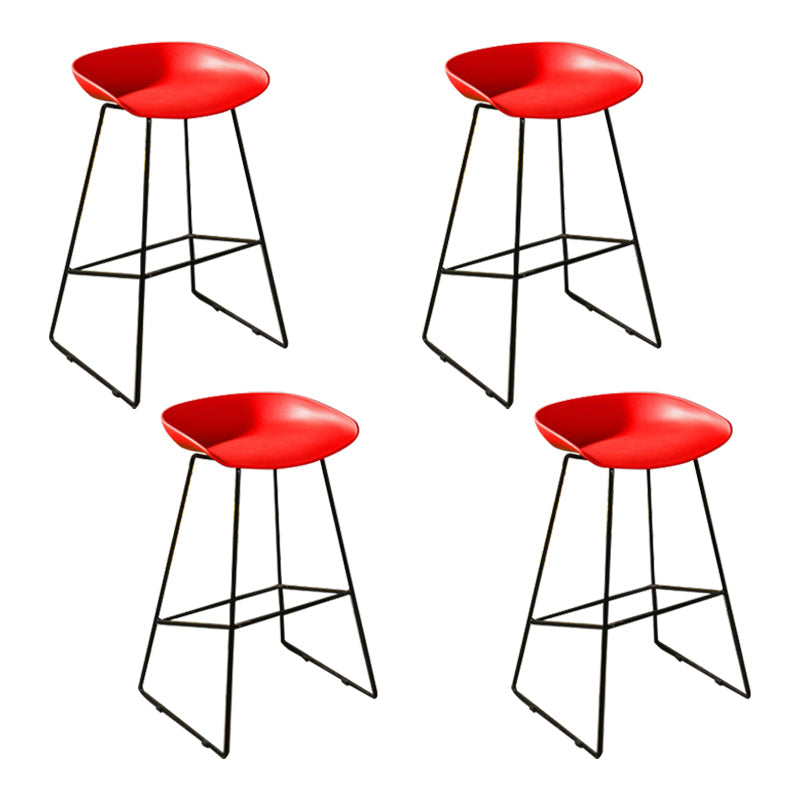 Tabouret de comptoir sans accoudoirs à dossier moderne, haut en métal avec coussin en plastique