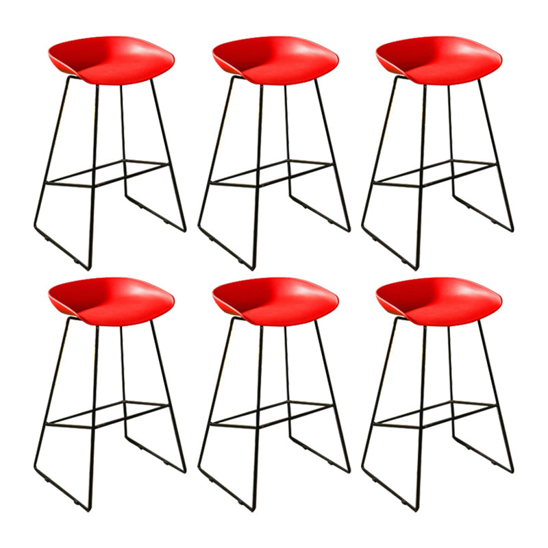Tabouret de comptoir sans accoudoirs à dossier moderne, haut en métal avec coussin en plastique