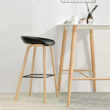 Sgabello da bar con barra da bar in plastica in plastica nordica con zampe in legno