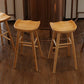 Taburete de bar de madera sin respaldo moderno con pedal y asiento de madera