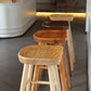 Taburete de bar de madera sin respaldo moderno con pedal y asiento de madera