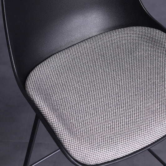 Tabouret de comptoir de siège de tabouret de bar en plastique moderne avec des jambes métalliques