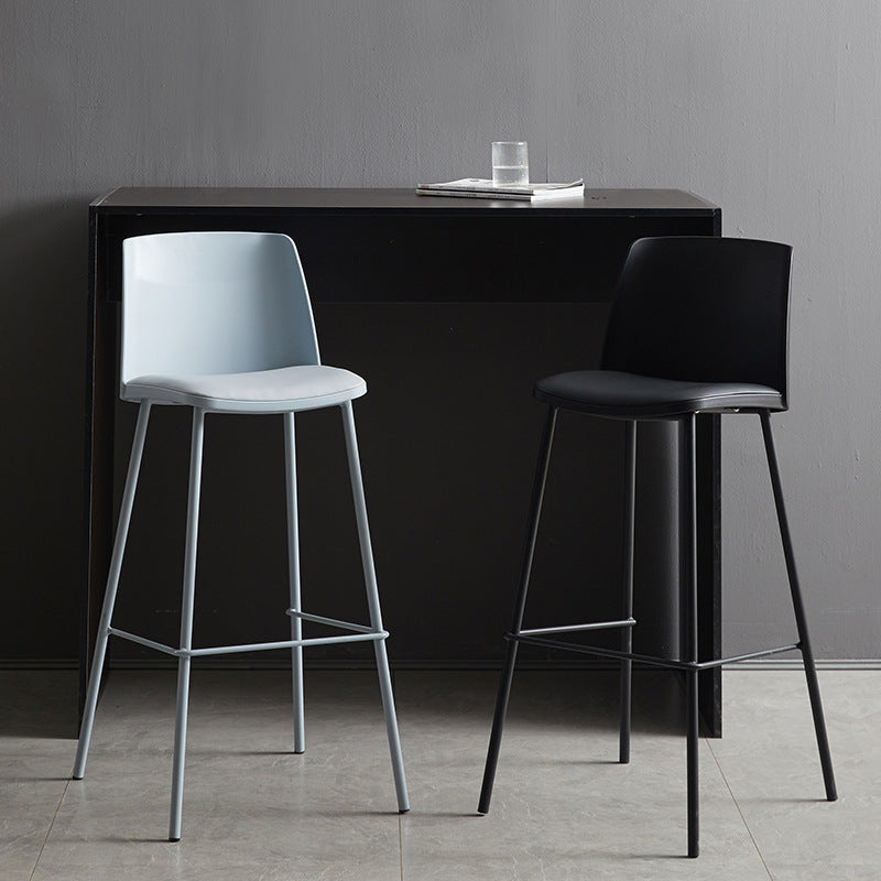 Taburete de bar de cuero de PU de estilo moderno, taburete de bar con asiento cuadrado y patas de metal