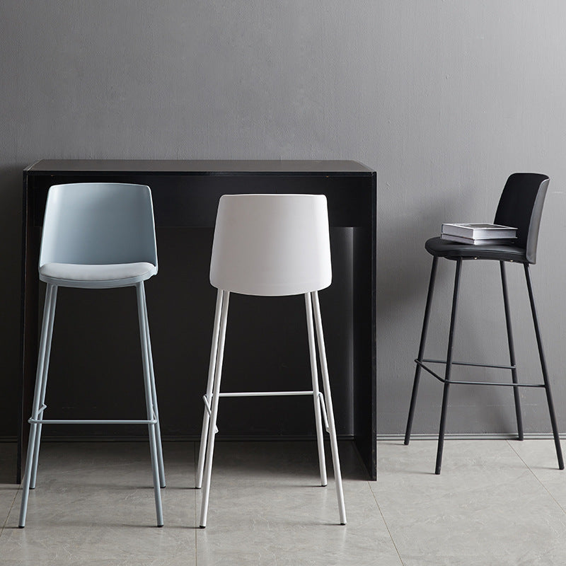 Taburete de bar de cuero de PU de estilo moderno, taburete de bar con asiento cuadrado y patas de metal