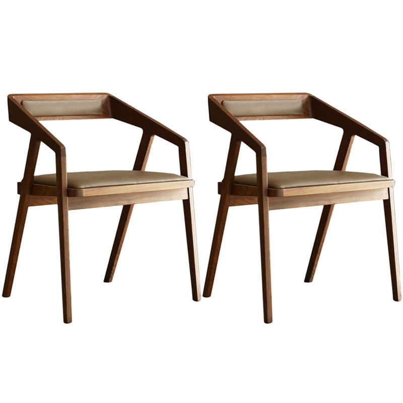 Eigentijdse keuken dineren fauteuil houten kant eetstoelen in bruin