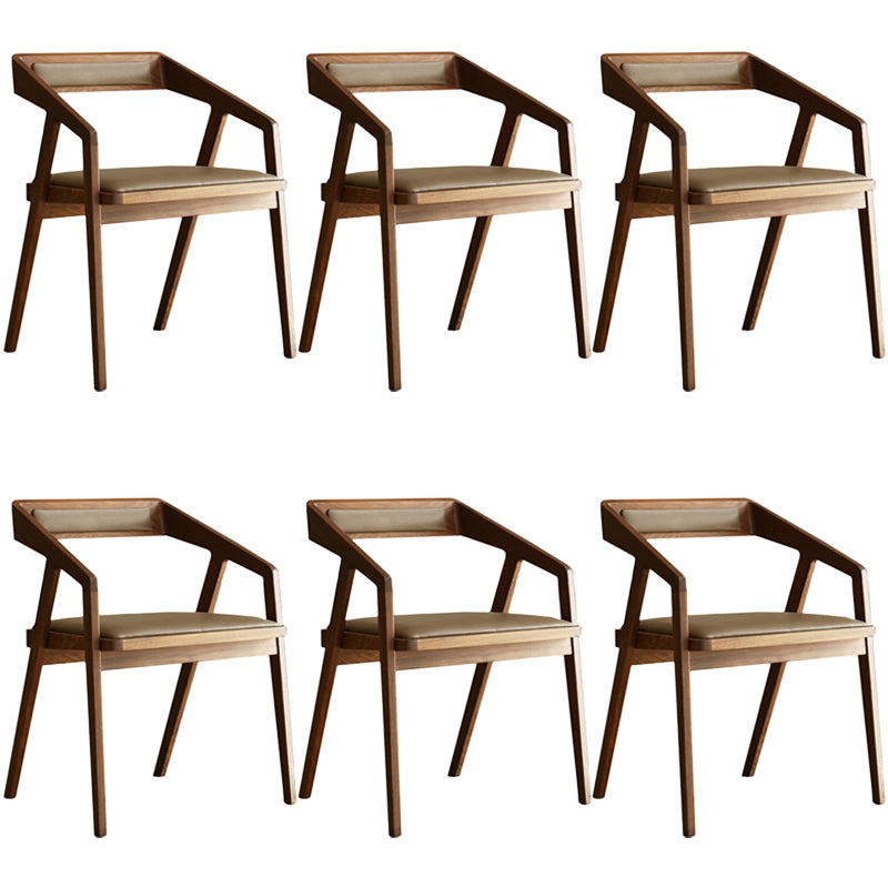 Eigentijdse keuken dineren fauteuil houten kant eetstoelen in bruin