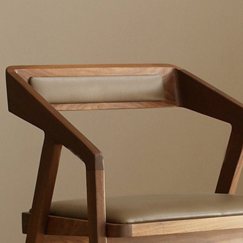 Eigentijdse keuken dineren fauteuil houten kant eetstoelen in bruin