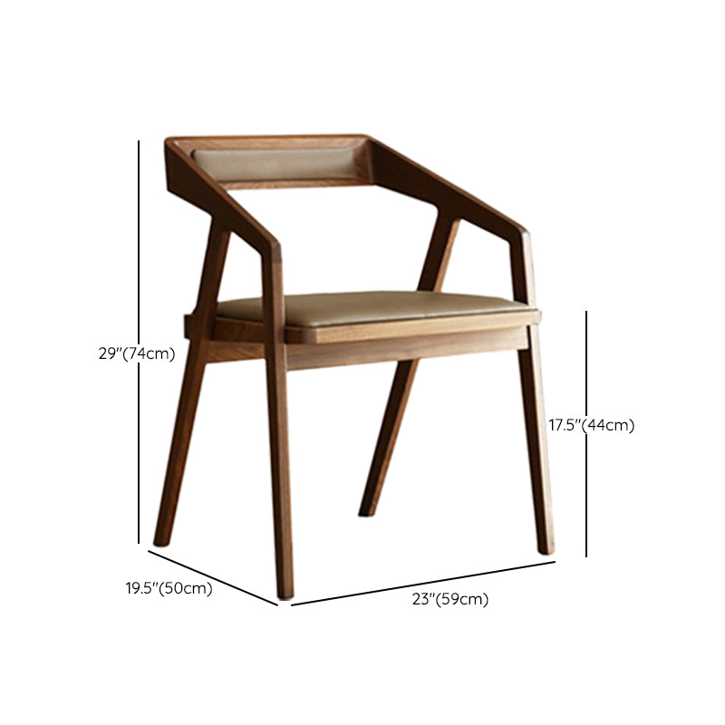 Eigentijdse keuken dineren fauteuil houten kant eetstoelen in bruin