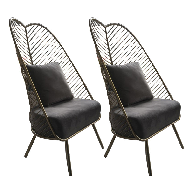 In den Armen gehörten Eierstuhl Wohnzimmerstuhl mit goldenen Tonbeinen