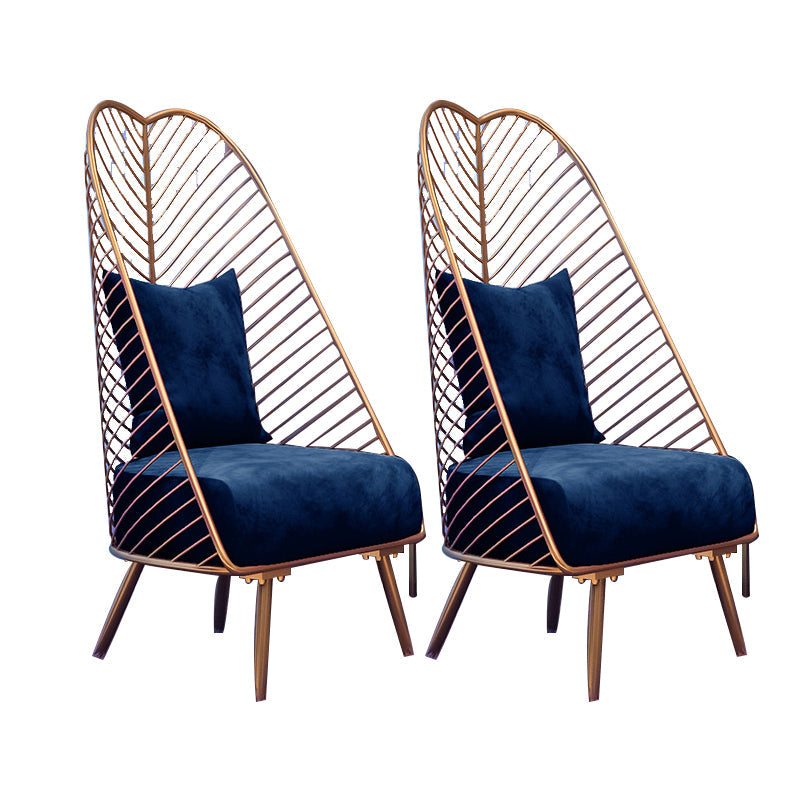 In den Armen gehörten Eierstuhl Wohnzimmerstuhl mit goldenen Tonbeinen