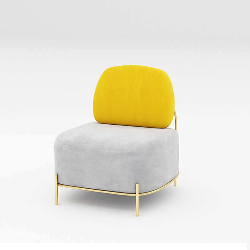 Divano grigio contemporaneo con cornice dorata e divano standard senza braccio