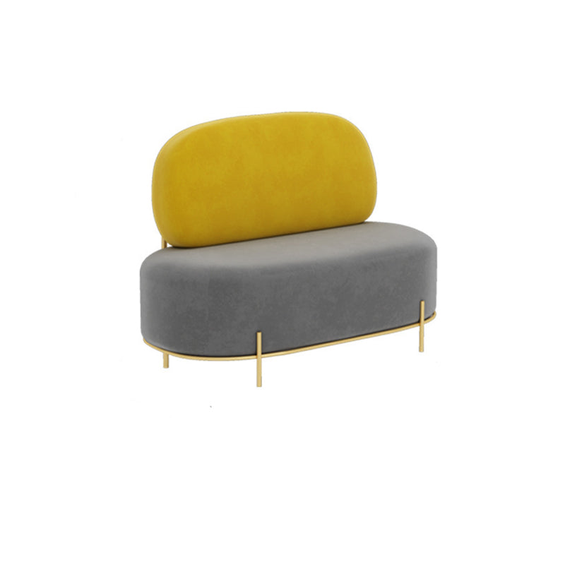 Divano grigio contemporaneo con cornice dorata e divano standard senza braccio