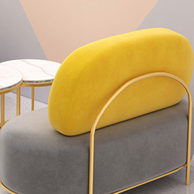 Divano grigio contemporaneo con cornice dorata e divano standard senza braccio