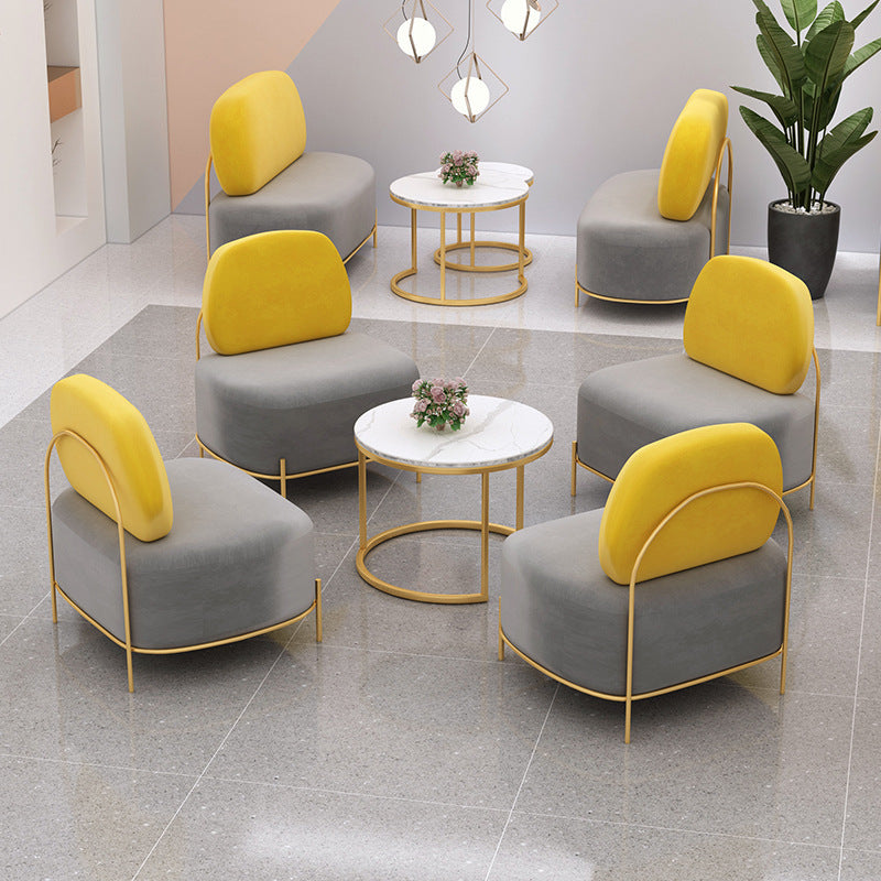 Divano grigio contemporaneo con cornice dorata e divano standard senza braccio