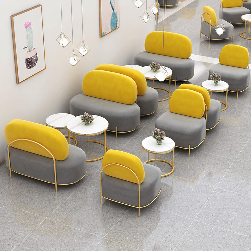 Divano grigio contemporaneo con cornice dorata e divano standard senza braccio