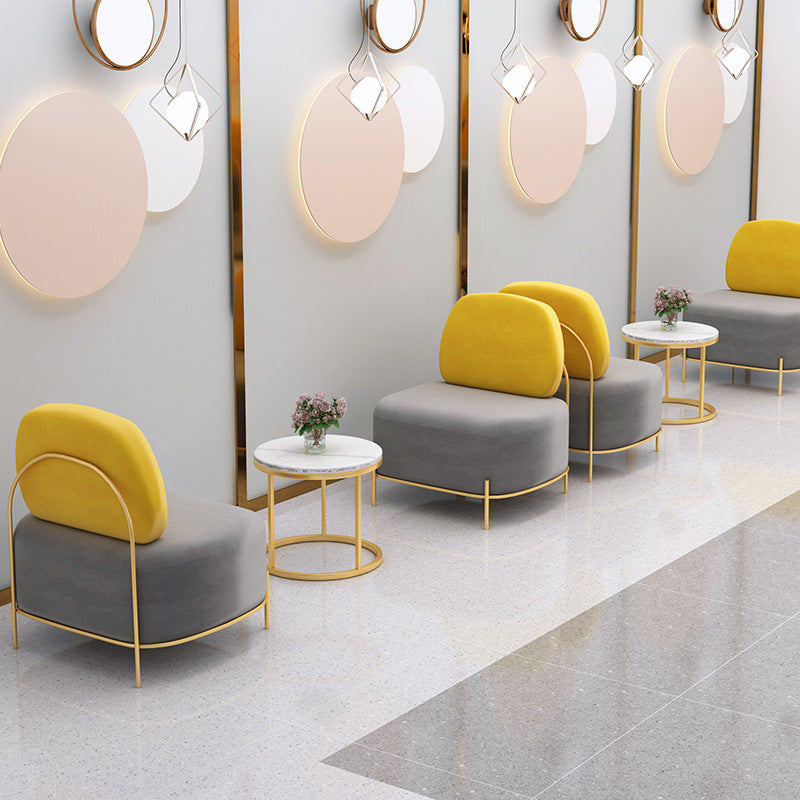 Divano grigio contemporaneo con cornice dorata e divano standard senza braccio