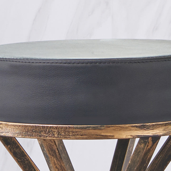 Barhocker im Industriestil mit runder Sitzfläche aus Metall