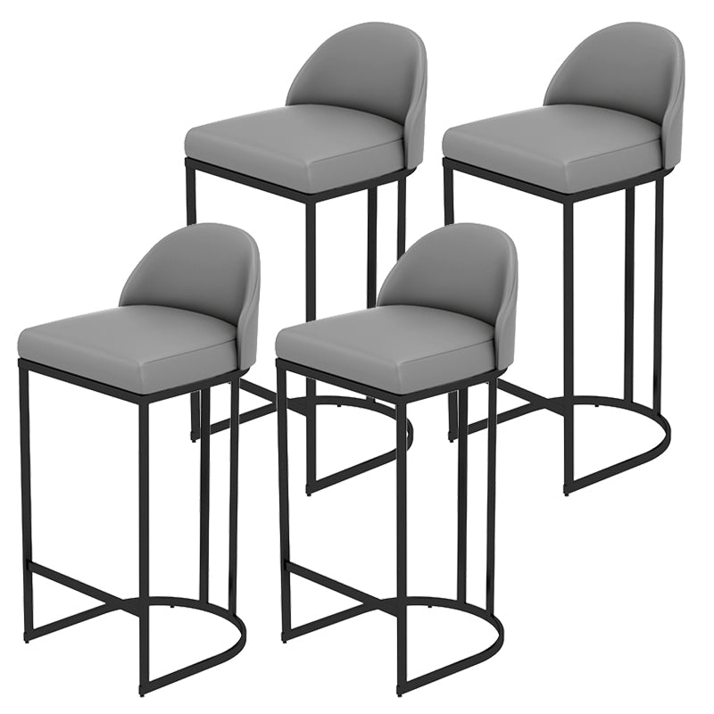 Gepolsterter Barhocker im modernen Stil mit niedriger Rückenlehne und Fußstütze