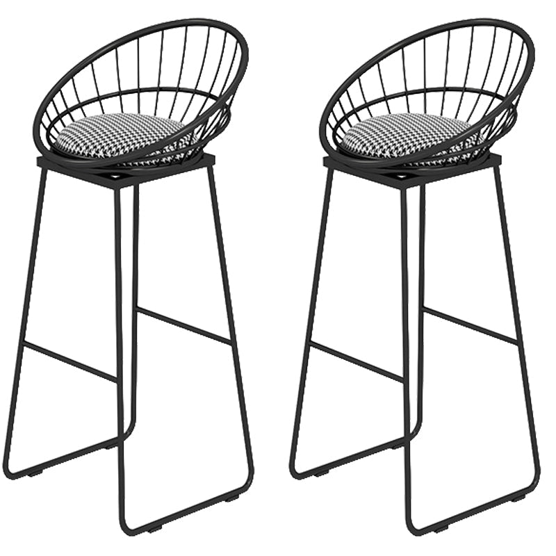 Gepolsterter Barhocker im modernen Stil mit niedriger Rückenlehne und Fußstütze