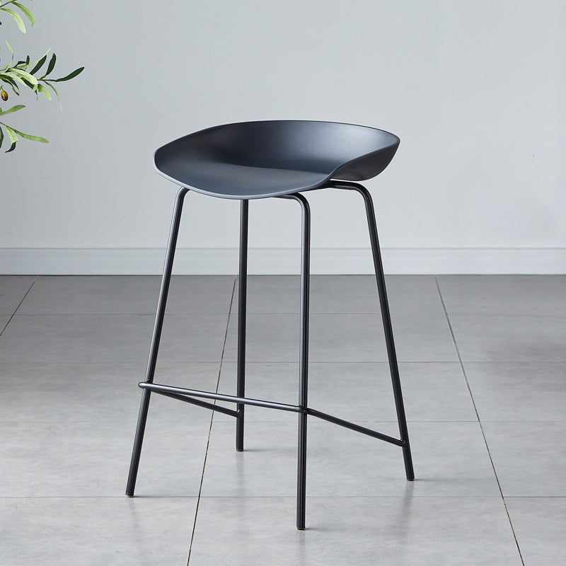 Contemporary Low Back Armless Bar Stool Plastic Bar Stool with Metal Legs Black 1 Piece Counter Stool(26"H) Clearhalo 'Bar Furniture' 'Bar Stools' 'bar_stools' 'furn' 'furn_bar_stools' 'Furniture' 'Kitchen & Dining Furniture' 6245838
