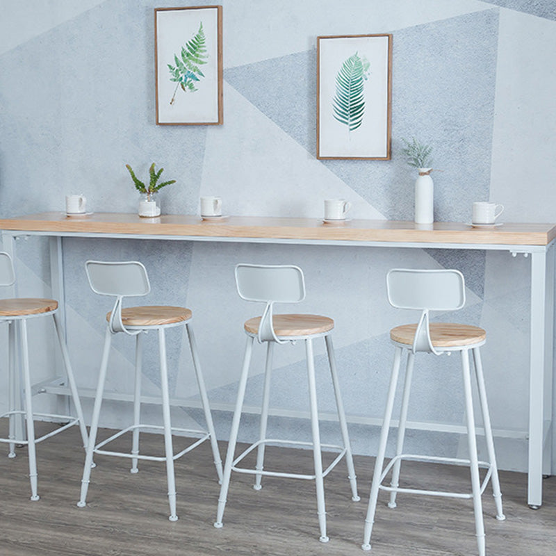 Moderne eettafel op pubhoogte, pubtafel met houten blad voor gebruik op het terras
