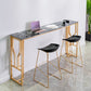 Tavolo da bar Glam ad altezza bar con gambe dorate e tavolo da bar con base in metallo