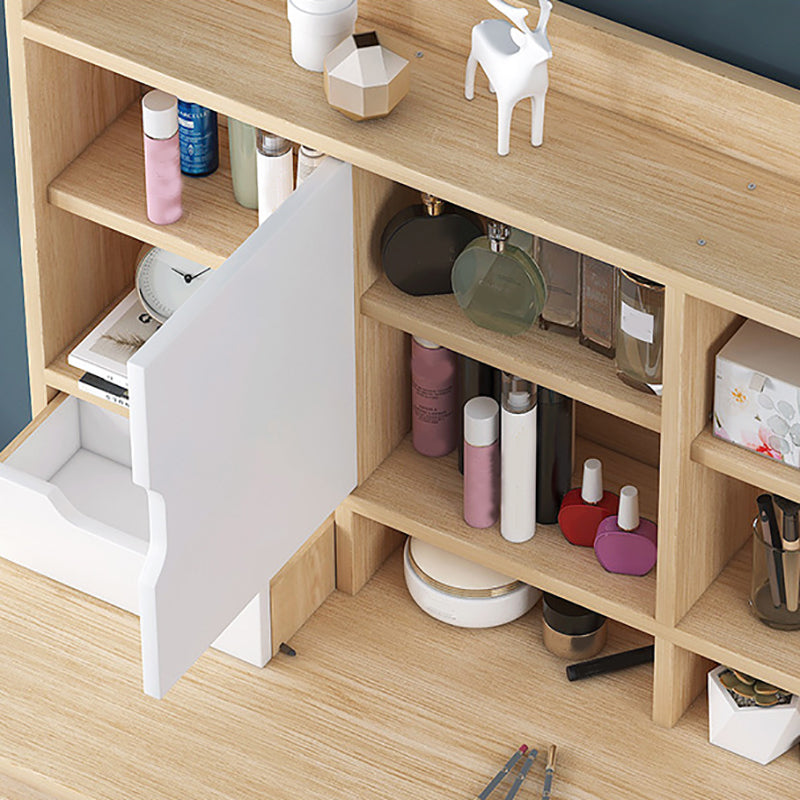 Skandinavischer Waschtisch mit Schubladen und Regalen und Spiegeln