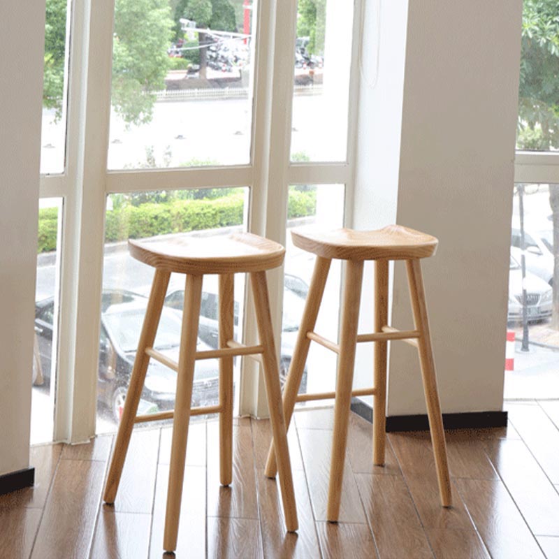 Tabouret de bar contemporain en bois massif avec siège profilé sans dossier et repose-pieds