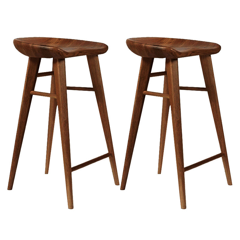 Tabouret de bar contemporain en bois massif avec siège profilé sans dossier et repose-pieds