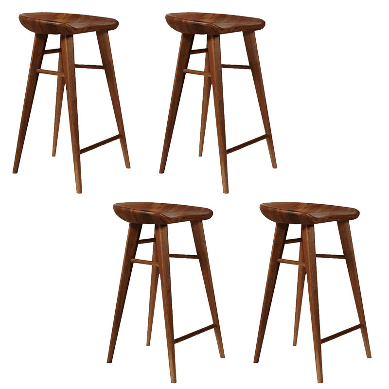Tabouret de bar contemporain en bois massif avec siège profilé sans dossier et repose-pieds