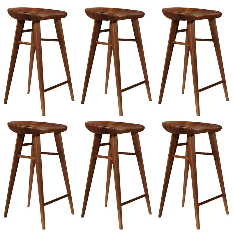 Tabouret de bar contemporain en bois massif avec siège profilé sans dossier et repose-pieds