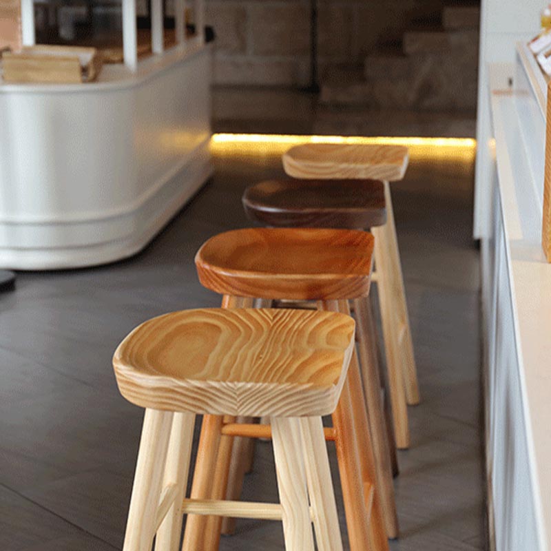 Tabouret de bar contemporain en bois massif avec siège profilé sans dossier et repose-pieds