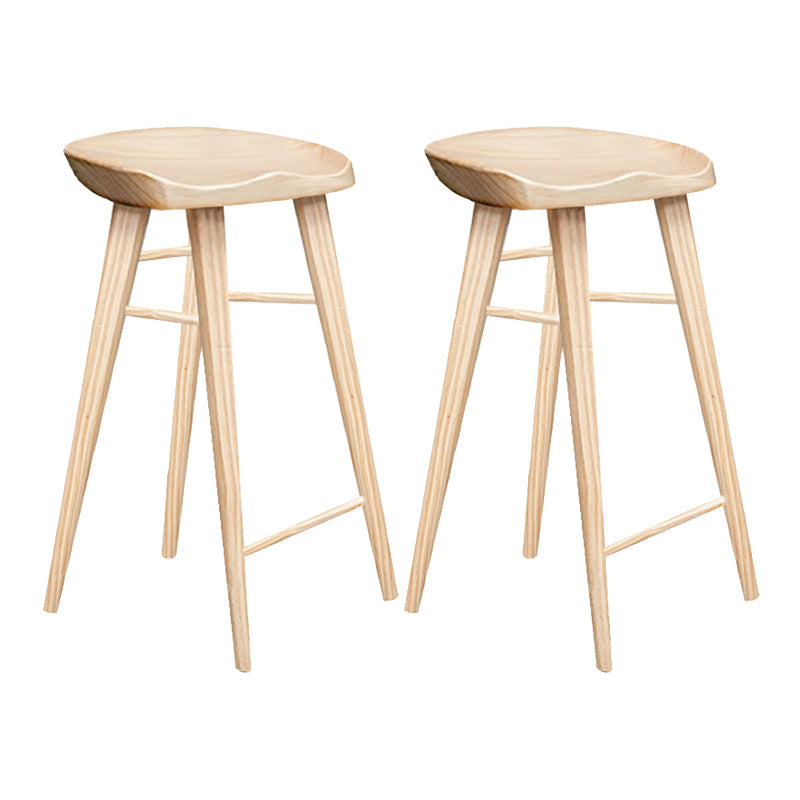 Tabouret de bar contemporain en bois massif avec siège profilé sans dossier et repose-pieds