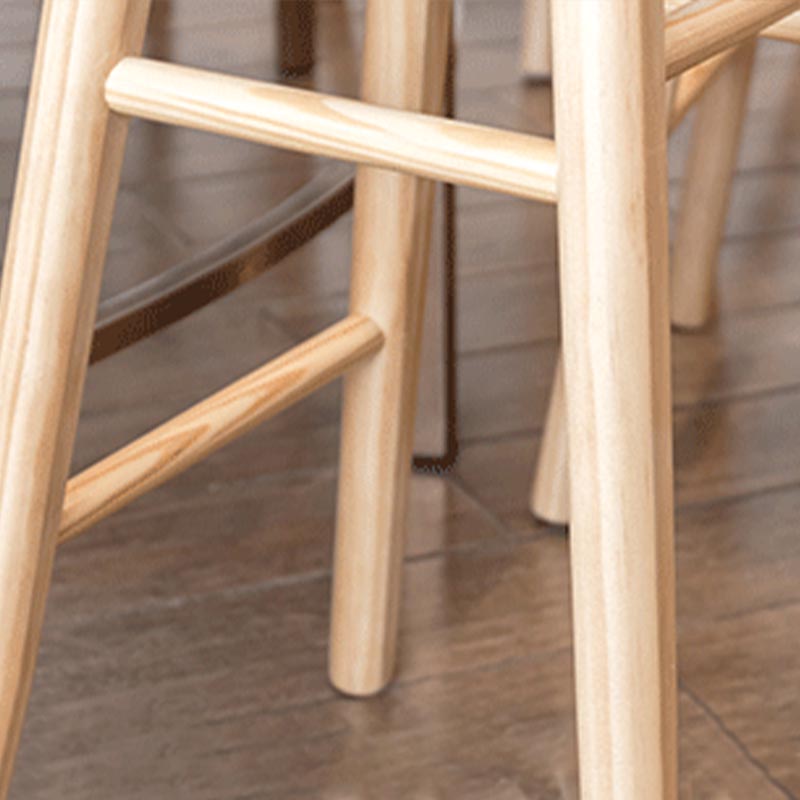 Tabouret de bar contemporain en bois massif avec siège profilé sans dossier et repose-pieds