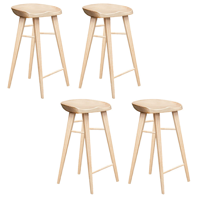 Tabouret de bar contemporain en bois massif avec siège profilé sans dossier et repose-pieds