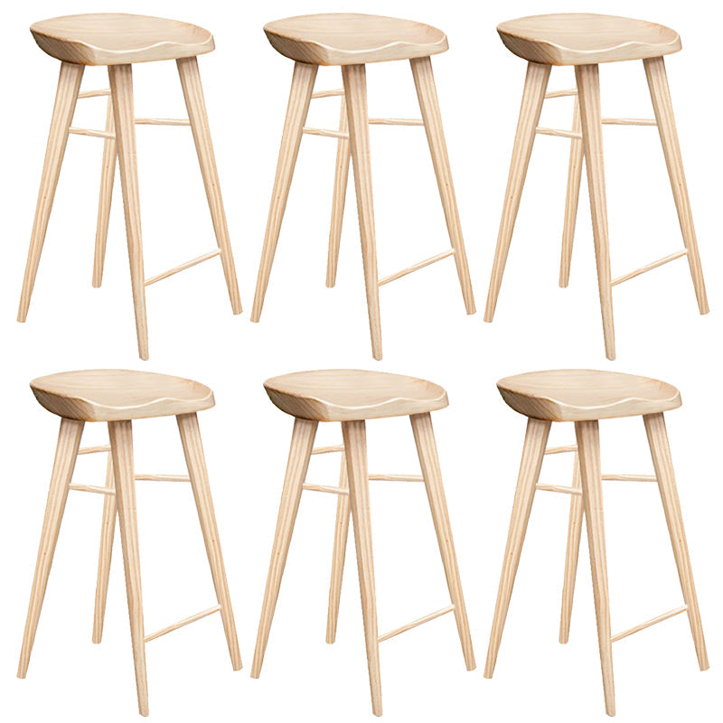 Tabouret de bar contemporain en bois massif avec siège profilé sans dossier et repose-pieds