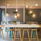 Tabouret de bar contemporain en bois massif avec siège profilé sans dossier et repose-pieds
