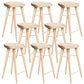 Tabouret de bar contemporain en bois massif avec siège profilé sans dossier et repose-pieds